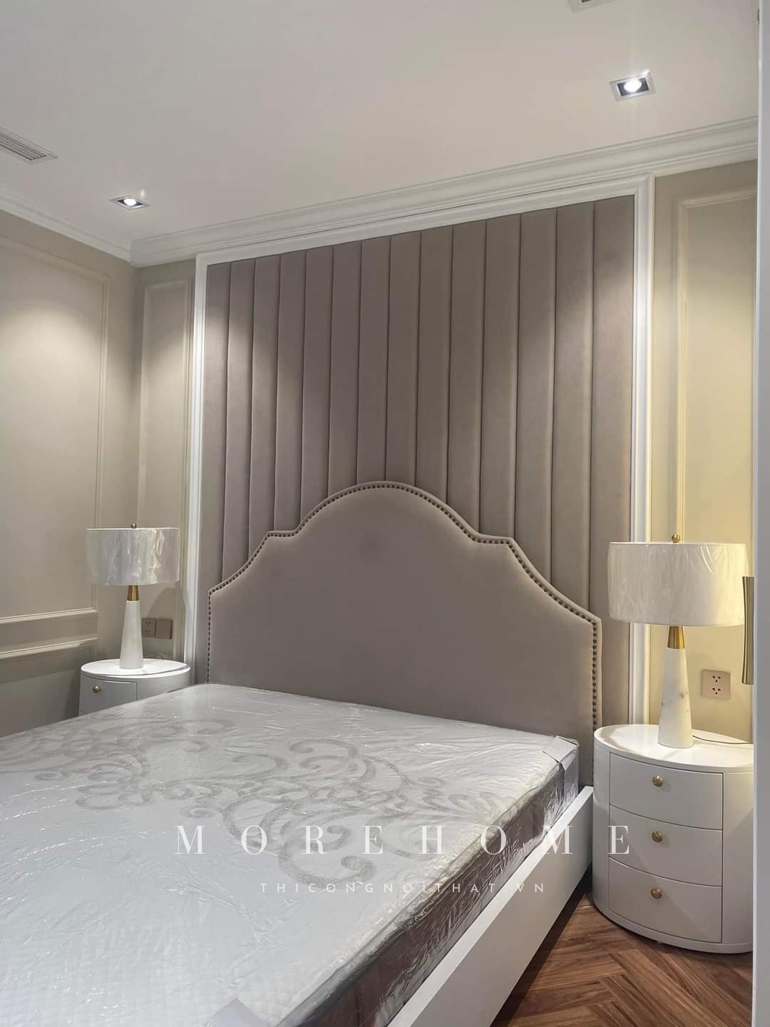 Giường ngủ đương đại bọc nỉ Acacia nhập khẩu Bỉ.Sử dụng đệm Latex Nhật , chân sắt, kiểu dàng hiện đại trẻ trung phù hợp nhiều lưa tuổi.