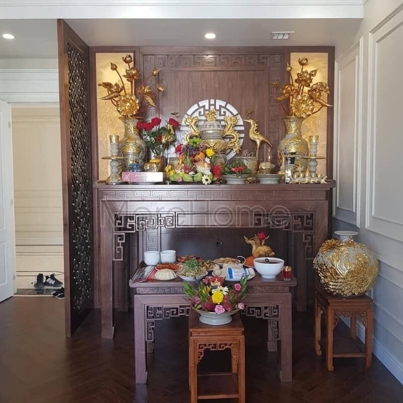 Việc sản xuất bàn thờ hiện đại từ gỗ óc chó với nhiều mẫu mã đa dạng được cam kết bảo hành về chất lượng sản phẩm.